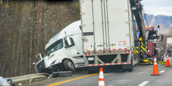 Un reciente accidente de un camión con remolque en la autopista de peaje de Nueva Jersey ha resaltado una vez más los peligros que corren los vehículos comerciales de gran tamaño en las carreteras con mucho tráfico.