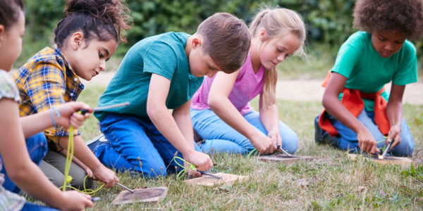 Cuando deja a su hijo en un campamento de verano, está depositando su confianza en las personas y los programas encargados de garantizar su seguridad.