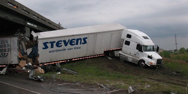 Colisión de tráfico relacionada con el tiempo en la autopista de peaje de Kansas